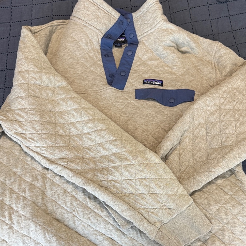 Patagonia Gray Quilted Pullover with Blue Trim